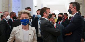 Κοινωνική Σύνοδος στο Πόρτο: Τετ-α-τετ Μητσοτάκη με Μακρόν, δίπλα η Φον ντερ Λάιεν
