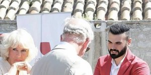 Ο πρίγκιπας Κάρολος και η Καμίλα με τον αρωματοποιό από την Κρήτη