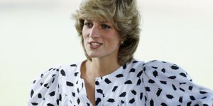 Η πριγκίπισσα Νταϊάνα με λευκή φούστα