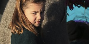 Η πριγκίπισσα Σάρλοτ με πράσινο παλτό
