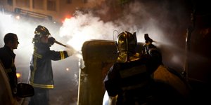 Πυροσβέστες σβήνουν φωτιά που ξέσπασε σε κάδο απορριμμάτων