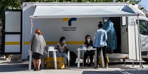 Πολίτες κάνουν rapid test σε κινητή μονάδα υγείας του ΕΟΔΥ