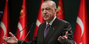 Ο πρόεδρος της Τουρκίας, Ρετζέπ Ταγίπ Ερντογάν, μιλάει στο βήμα με τα χέρια ανοιχτά