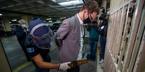 Ο Λουίς Ενρίκε Μαρτινέλι με χειροπέδες και δεσμοφύλακα να τον ελέγχει