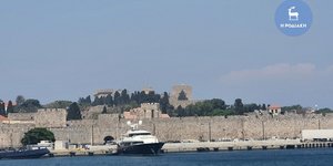 σκάφος στη θάλασσα και από πάνω καπνός από φωτιά στην Κορινθία