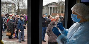 Ρώσοι περιμένουν να εμβολιαστούν