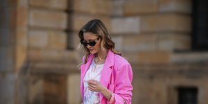 Γυναίκα περπατά με ροζ σακάκι