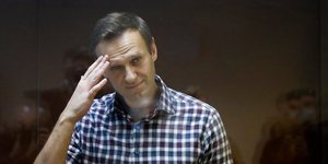 O Αλεξέι Ναβάλνι με πουκάμισο πιάνει το κεφάλι του