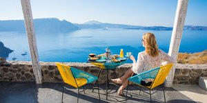 Πρωϊνό με θέα την καλντέρα στη Σαντορίνη