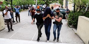Ο 22χρονος φερόμενος ως σάτυρος της Νέας Σμύρνης οδηγείται στο δικαστήριο από δυο αστυνομικούς