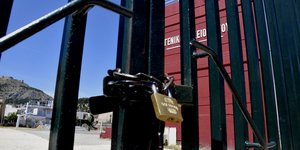 κάγκελα με αλυσίδα σε κλειστό σχολείο
