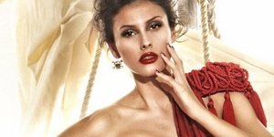 Σεράινα Καζαμία με κόκκινο φόρεμα στο Next Top Model