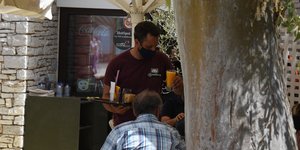 σερβιτορος πορτοκαλαδα