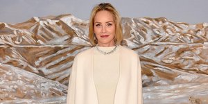 Η Σάρον Στόουν με κρεμ παλτό