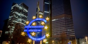 Το σήμα του ευρώ έξω από την Ευρωπαϊκή Τράπεζα στη Γερμανία