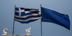 Σημαίες της Ελλάδας και της Ευρωπαϊκής Ενωσης