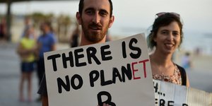 άνδρας και γυναίκα σε διαδήλωση υπέρ περιβάλλοντος για κλίμα