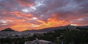 Σύννεφα πάνω από τον αττικό ουρανό