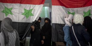 εκλογές στη Συρία με γυναίκες να ψηφίζουν