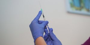 Νοσοκόμα με το εμβόλιο ενάντια στον κορωνοϊό