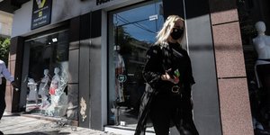 Σύζυγος Χαρδαλιά έξω από μαγαζί στον Βύρωνα