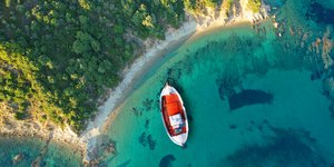 σκιαθος βαρκα απο ψηλα