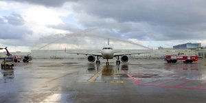 Αεροσκάφος της SKY Express προσγειώνεται με τιμητικές αψίδες νερού