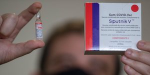 Συσκευασία και φιαλίδιο από τo ρωσικό εμβόλιο Sputnik