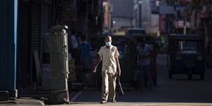 Σρι Λάνκα: άνδρας με μάσκα περπατά στο δρόμο