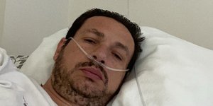 Ο Σταύρος Νικολαΐδης από το κρεβάτι του νοσοκομείου