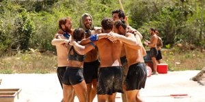 μπλε μέλη της ομάδας πανηγυρίζουν χορεύοντας