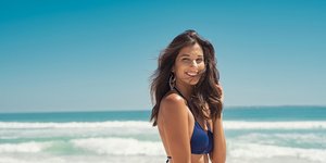 γυναίκα με μαγιό σε παραλία