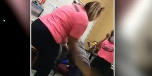 Διευθύντρια σχολείου ξυλοκοπά με... κουπί 6χρονη μαθήτρια