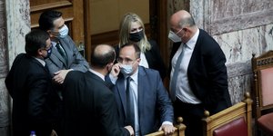 Ο υπ. Δικαιοσύνης Κ. Τσιάρας με κυβερνητικά στελέχη στα υπουργικά έδρανα