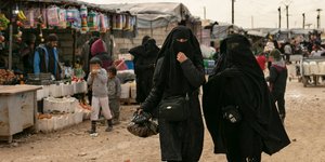 Γυναίκες και παιδιά σε καταυλισμό προσφύγων στη Συρία
