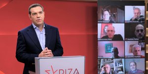 Ο Αλ. Τσίπρας στα γραφεία του ΣΥΡΙΖΑ