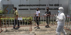 Ταϊλάνδη: Κόσμος περιμένει στην ουρά για να εμβολιαστεί