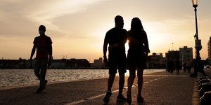Ζευγάρι απολαμβάνει τη βόλτα του στην παραλία της Θεσσαλονίκης