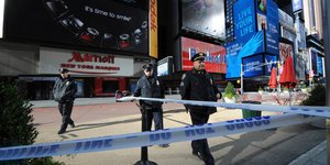 ΗΠΑ: Δύο γυναίκες και ένα τετράχρονο παιδί τραυματίστηκαν από πυροβολισμούς στην Τάιμς Σκουέρ στην Νέα Υόρκη