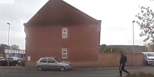 Δευτερόλεπτα πριν καταρρεύσει ο τοίχος σπιτιού στο Ντόρσετ