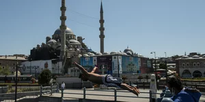 Τουρίστες στην Κωνσταντινούπολη της Τουρκίας με φόντο την Αγιά Σοφιά