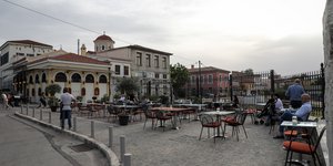τραπεζακια μοναστηρακι