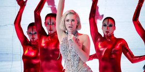 Η Ελενα Τσαγκρινού με δημιουργία της Σιλιας Κριθαριωτη