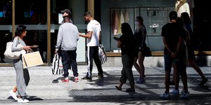 Κόσμος στα εμπορικά καταστήματα στην Τσεχία