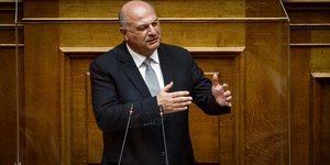 Τσιάρας με μαύρο κοστούμι στη Βουλή