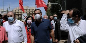 Με τον Στέφανο Τζουμάκα στο πλευρό του ο Αλέξης Τσίπρας στη διαδήλωση