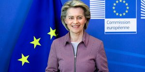 Η πρόεδρος της Κομισιόν, Ούρσουλα φον ντερ Λάιεν χαμογελαστή