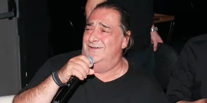 Ο Βασίλης Καρράς κρατά μικρόφωνο