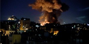 Bεγγαλικά και φωτιές στον ΙΝ Αναλήψεως, Νέος Κόσμος/Eurokinissi