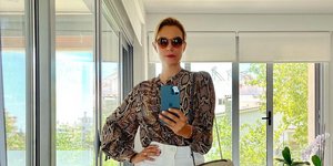 Η Βίκυ Καγιά με λευκό τζιν